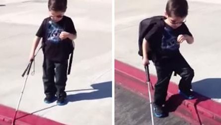 Acest băieţel, orb din naştere, coboară de pe trotuar. Ce se întâmplă în continuare e cutremurător