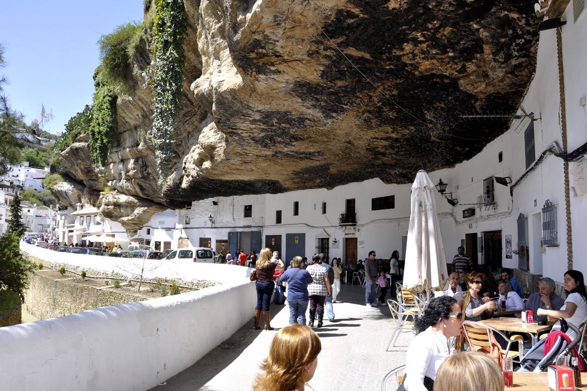 Oraşul săpat în piatră. Cum arată orăşelul de sub stâncă