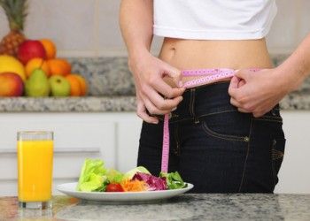 Vrei un abdomen plat? Află ce trebuie să mănânci