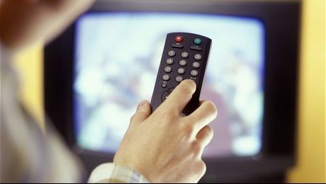 PERICOLUL NEŞTIUT: Ce se întâmplă dacă te uiţi 3 ore la televizor pe zi