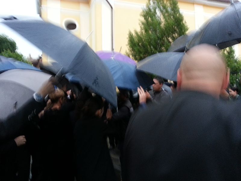 Scene HULIGANICE la înmormântarea milionarului din Sibiu care s-a sinucis