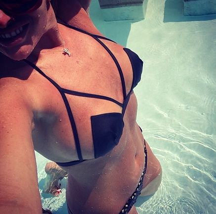 Delia, fotografii INCENDIARE care nu aveau ce căuta pe internet