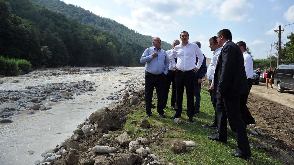 Ponta cere poliţiştilor să folosească fără jenă forţa împotriva "ticăloşilor" care fură la inundaţii