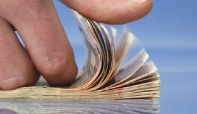 Cresc salariile pentru aproape 30.000 de români, începând cu luna viitoare