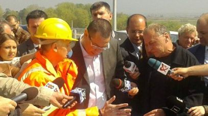 Promisiuni marca Victor Ponta: Podul ce trebuia inaugurat azi, dar pe care nu se poate circula