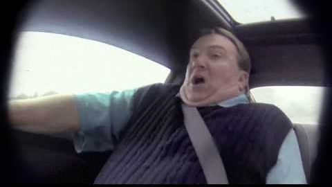 CLIPE DE COŞMAR pentru un şofer din Timişoara. A căzut cu maşina într-o groapă de pe şantier 