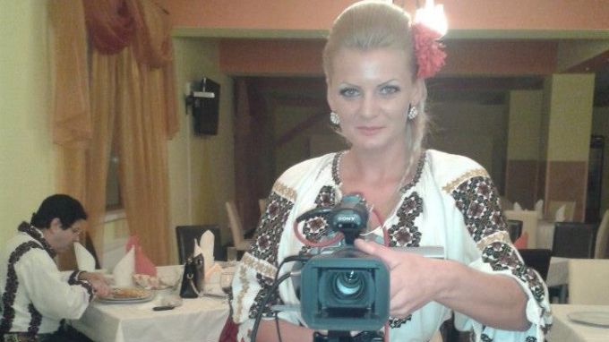 O tânără cântăreață de muzică populară face eforturi uriașe ca să meargă din nou 