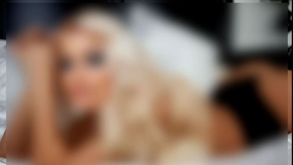 O blondă-sexy aruncă bomba: Avem o relație de doi ani!