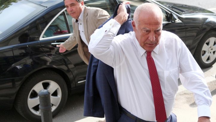 Incidente cu Voiculescu la Poliţie. Un bărbat a aruncat cu bani în omul de afaceri