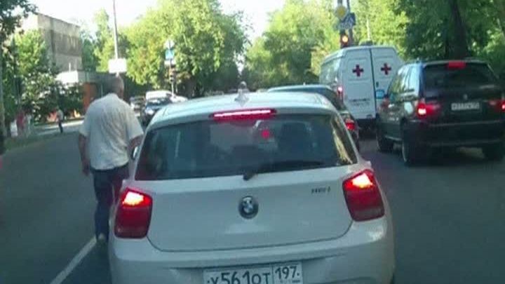 S-a dat jos din maşină ca să afle de l-a CLAXONAT şoferul din spate. Ce-a urmat e ÎNGROZITOR