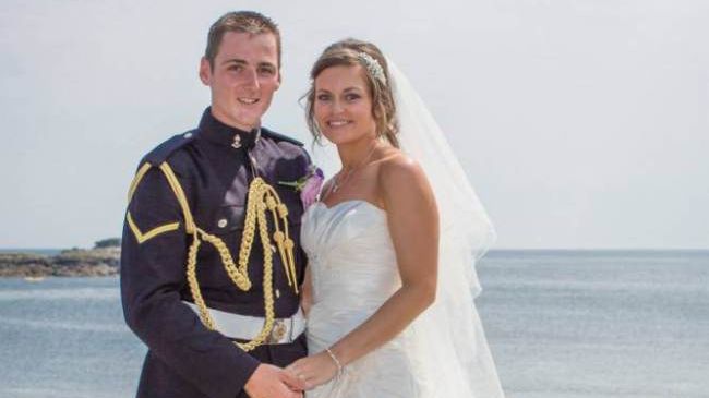 Incredibila fotografie a unui cuplu abia căsătorit care te face să tresari