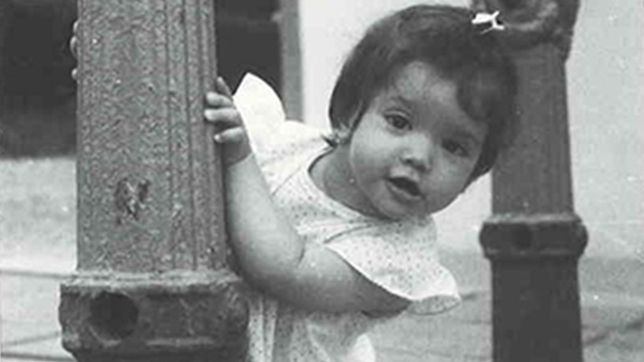 Fetiţa din imagine este azi una dintre cele mai apreciate actriţe din România. O recunoşti? 