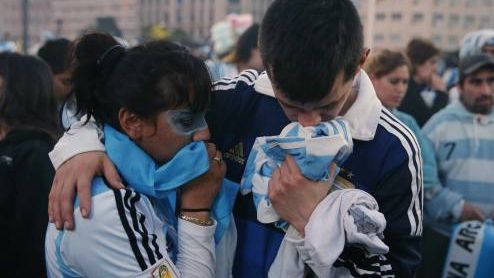 Presa din Argentina ACUZĂ: "Ne-aţi furat visul!"