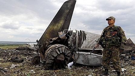 KIEV: MH17, lovit de o rachetă, s-a prăbuşit din cauza unei masive şi explozive depresurizări