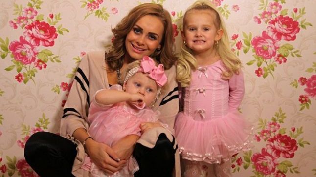 O mamă şi-a transformat FETIŢELE în PĂPUŞI BARBIE VII: "Ce-i în neregulă cu asta?"