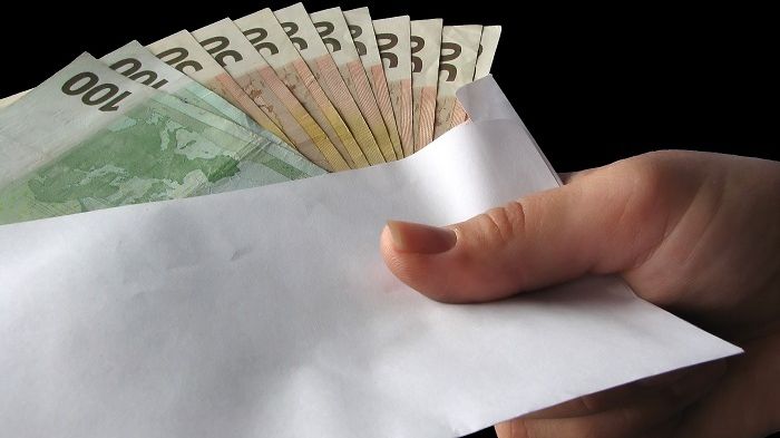 Şef din CJ Caraş-Severin, prins de procurorii DNA în timp ce lua MITĂ