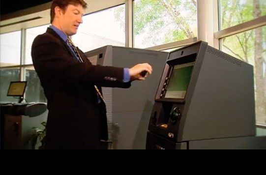 Cum vom scoate bani de la bancomat cu telefonul mobil