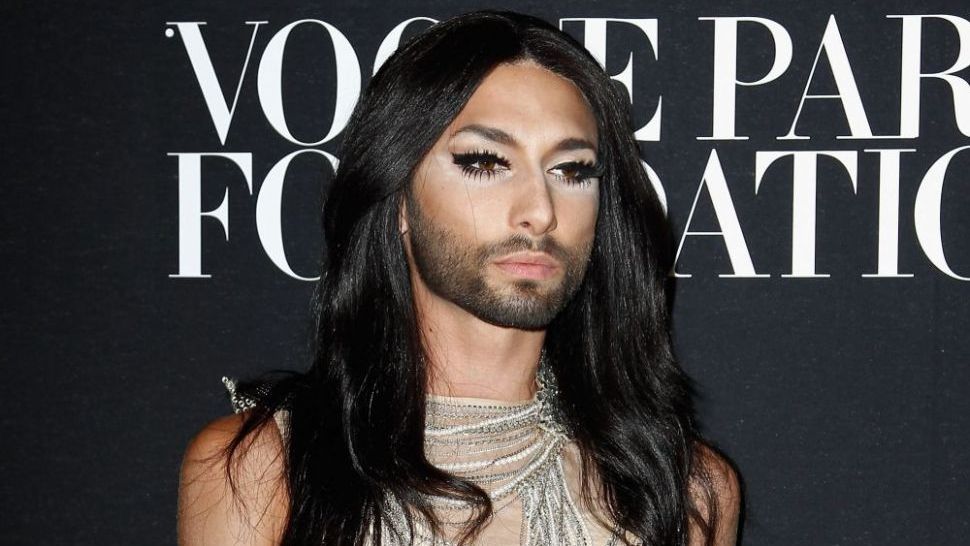 Conchita Wurst are CONCURENŢĂ. Cum arată TRAVESTITUL CU MUSTĂCIOARĂ POLEITĂ ÎN AUR?