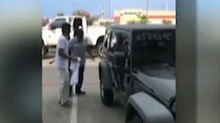COPII LĂSAŢI ÎN MAŞINA ÎNCINSĂ. Trecătorii au fost alertaţi de ţipetele micuţilor 