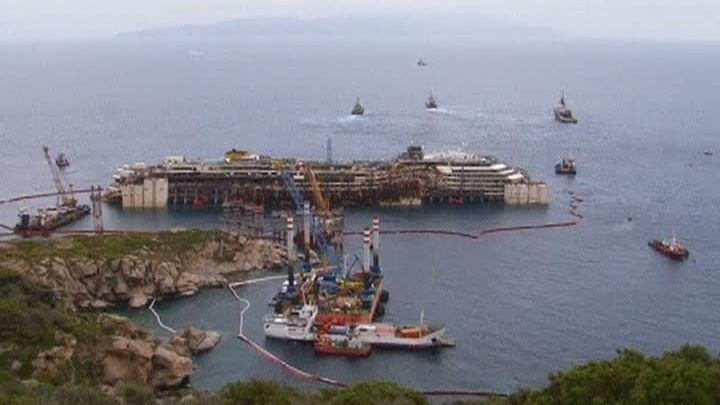 Vasul Costa Concordia a fost adus la suprafaţă 