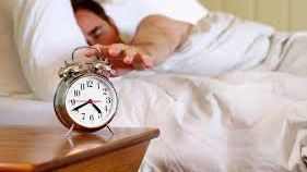 Persoanele matinale sunt "mai puţin morale" după lăsarea serii