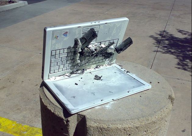 O femeie a fost rănită după ce bateria unui laptop Dell a explodat