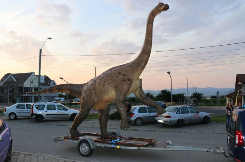 Prima machetă a unui dinozaur în mărime naturală, făcută în Canada, expusă la Geoparcul din Haţeg