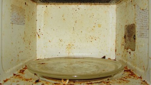 Lucruri pe care să NU LE PUI NICIODATĂ în CUPTORUL CU MICROUNDE. Pot exploda!