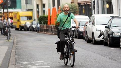 Germania: Un bărbat fără o mână, amendat pentru că nu ţinea ambele mâini pe bicicleta