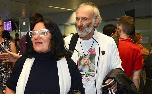 CUTREMURĂTOR: Cuplu australian, a cărei unică fiică era pasageră a zborului MH17, la locul tragediei