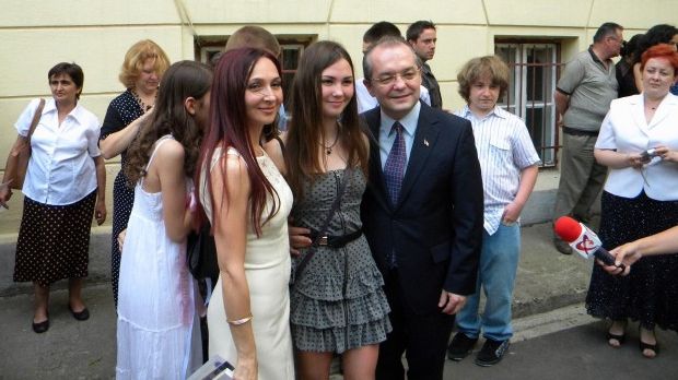 ADMITERE LICEU 2014. Fiica cea mică a lui EMIL BOC a intrat la LICEU. Ce medie a avut