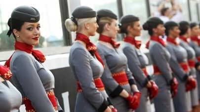 Limita minimă de înălţime pentru stewardese la mai multe companii aeriene