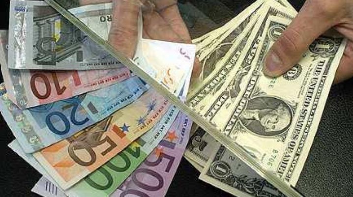 Dolarul s-a apreciat la maximul ultimelor nouă luni faţă de euro