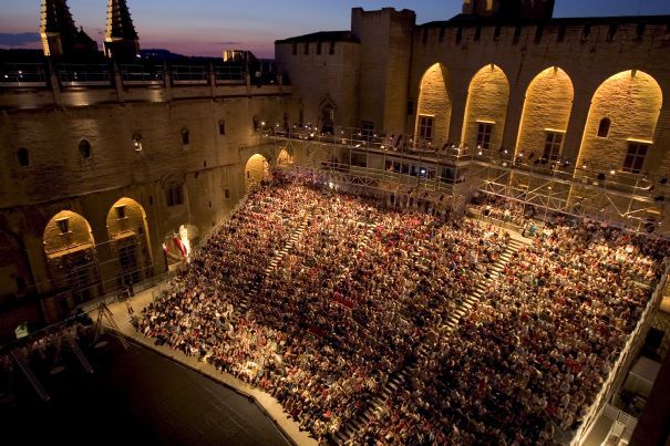 Avignon 2014: succes răsunător pentru "Henry VI", un spectacol de teatru cu o durată de 18 ore