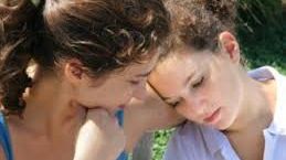 Zeci de fete din România, care abia au împlinit 14 ani, trec prin asta. Medicii sunt îngrijoraţi 