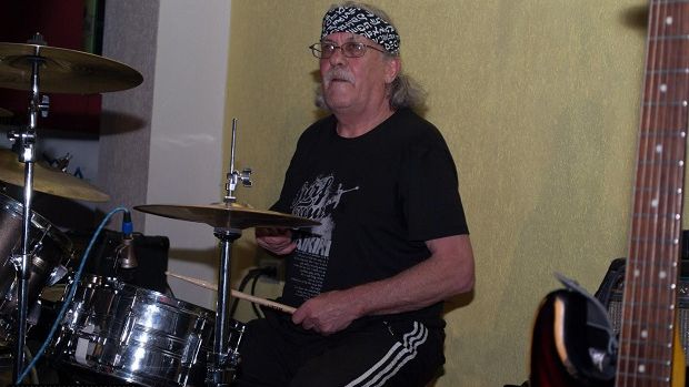 DOLIU ÎN LUMEA MUZICII româneşti. Un cunoscut toboşar A MURIT