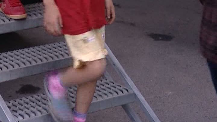 FRAŢI SUBNUTRIŢI, AJUNŞI LA SPITAL. Părinţii nu muncesc, iar alocaţia copiilor se duce pe BĂUTURĂ