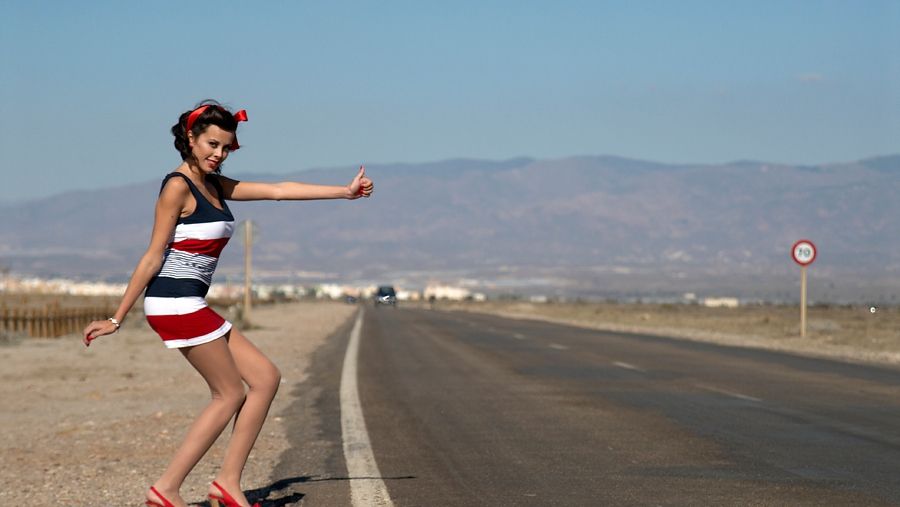 GATA CU "IA-MĂ NENE!". Amenzi USTURĂTOARE pentru şoferii care iau AUTOSTOPIŞTI