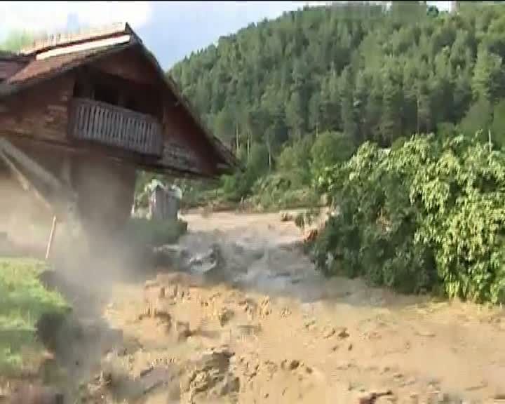 RUDA unui DISPĂRUT la INUNDAŢII, DEZVĂLUIRI TERIBILE: "Pompierii stăteau pe pod, soţia lui îl CĂUTA"