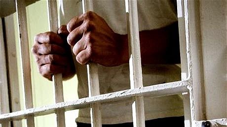 Iaşi: Bărbatul care ŞI-A UCIS SOŢIA ÎNTR-UN COAFOR a încercat SĂ SE SINUCIDĂ în penitenciar