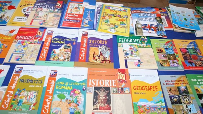 Elevii ar putea începe şcoala FĂRĂ MANUALE.Ministerul Educaţiei nu a anunţat câştigătorii licitaţiei