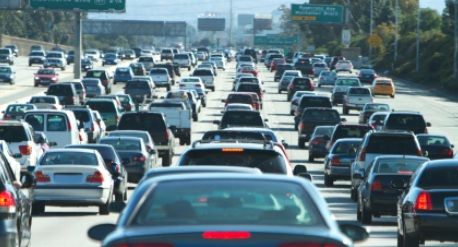 Percheziţii de amploare la persoane suspectate de trafic cu maşini de lux furate