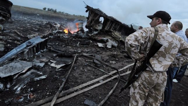 AVION DOBORÂT UCRAINA. Echipele de intervenţie au început RECUPERAREA CADAVRELOR 