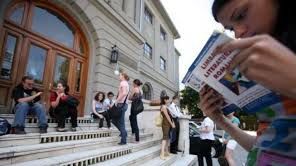 MITĂ la BAC. Inspectoarea şcolară REŢINUTĂ a primit O AVERE de la 5 elevi