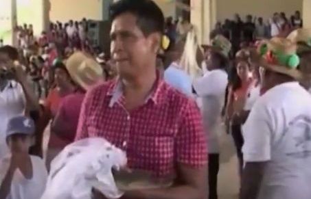 Un primar mexican s-a ''căsătorit'' cu un crocodil 