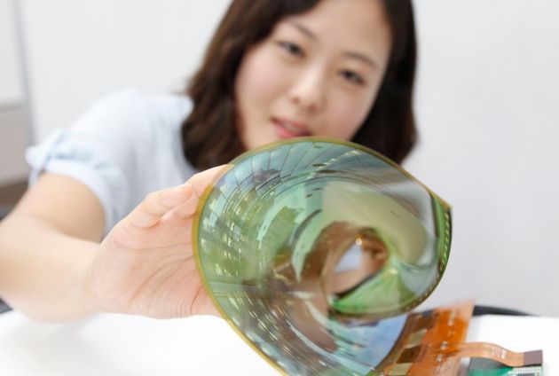 LG pregăteşte un televizor REVOLUŢIONAR. Il vei putea rula ca pe o foaie de hârtie