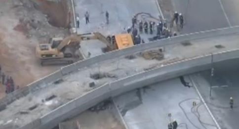 Pasarelă PRĂBUŞITĂ peste autostradă: cel puţin doi morţi. "Am auzit zgomote asurzitoare!"