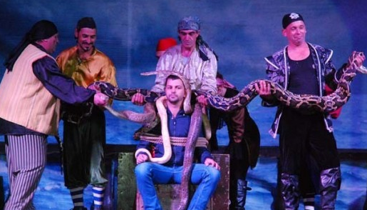 O fetiţă a vrut SĂ MÂNGÂIE UN PITON de la CIRC. Ce a urmat A ŞOCAT PE TOATĂ LUMEA 