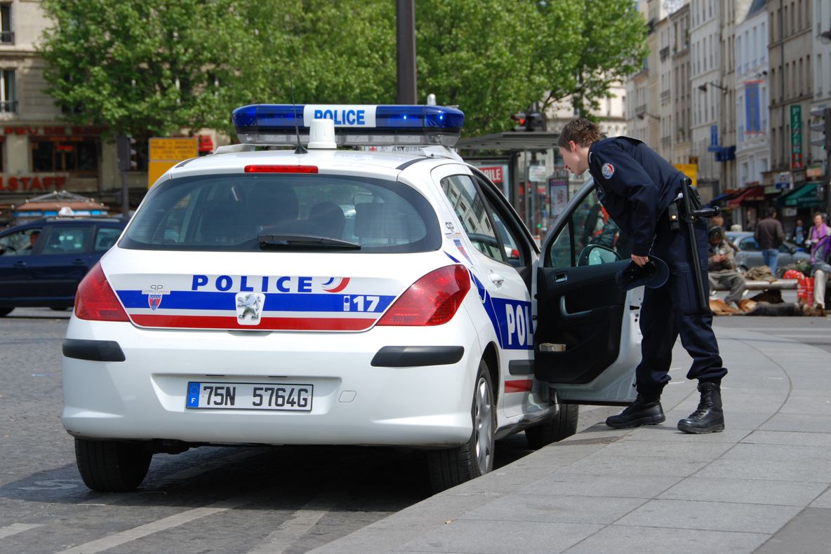 Român, ÎMPUŞCAT MORTAL lângă Paris. Poliţistul, scos BASMA CURATĂ