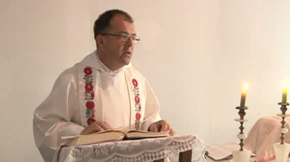 Un preot este tată pentru zeci de copii 